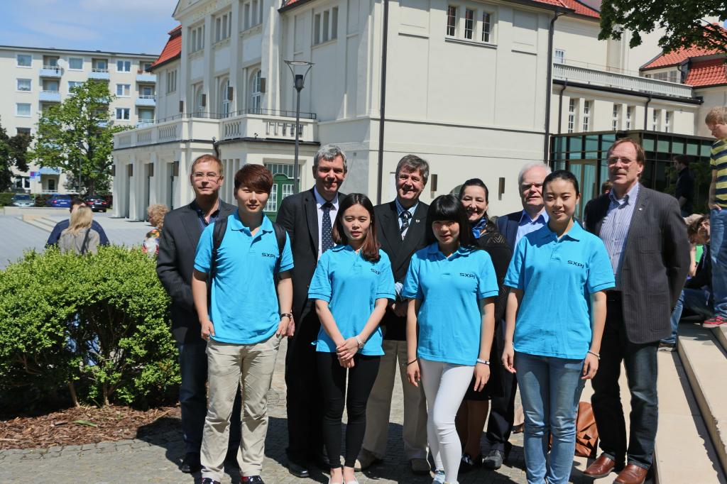 我院学生和德国教授合影留念