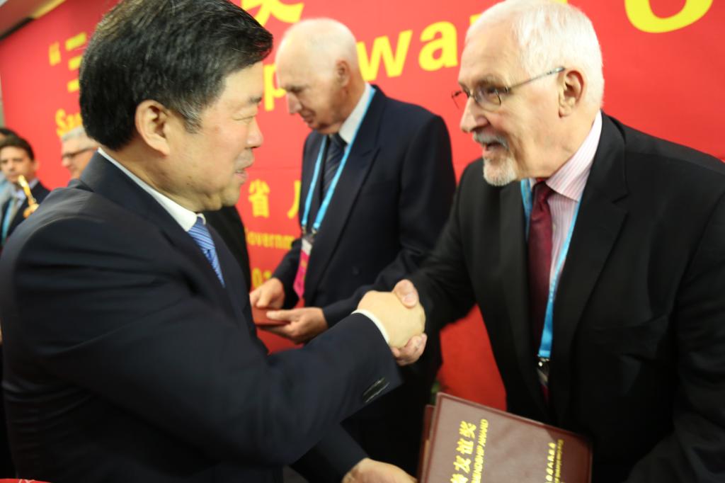 省委常委、常务副省长姚引良为约翰先生颁奖并表示祝贺