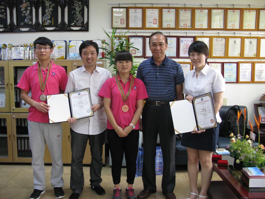 台湾彰化建国科技大学副校长黄清和与陕西工院师生合影