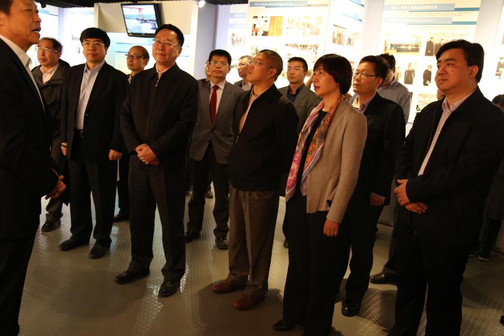 与会代表参观中国有色集团展厅