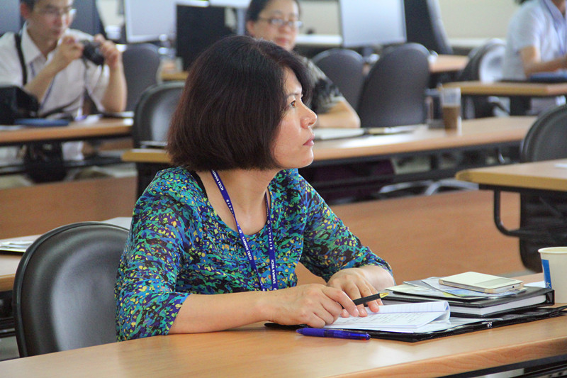 研修教师认真听讲