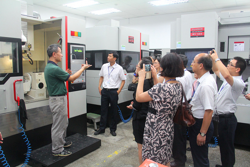 研修团参观台湾科技大学实训设施
