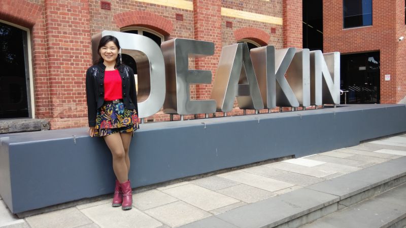 杨华老师在校门口