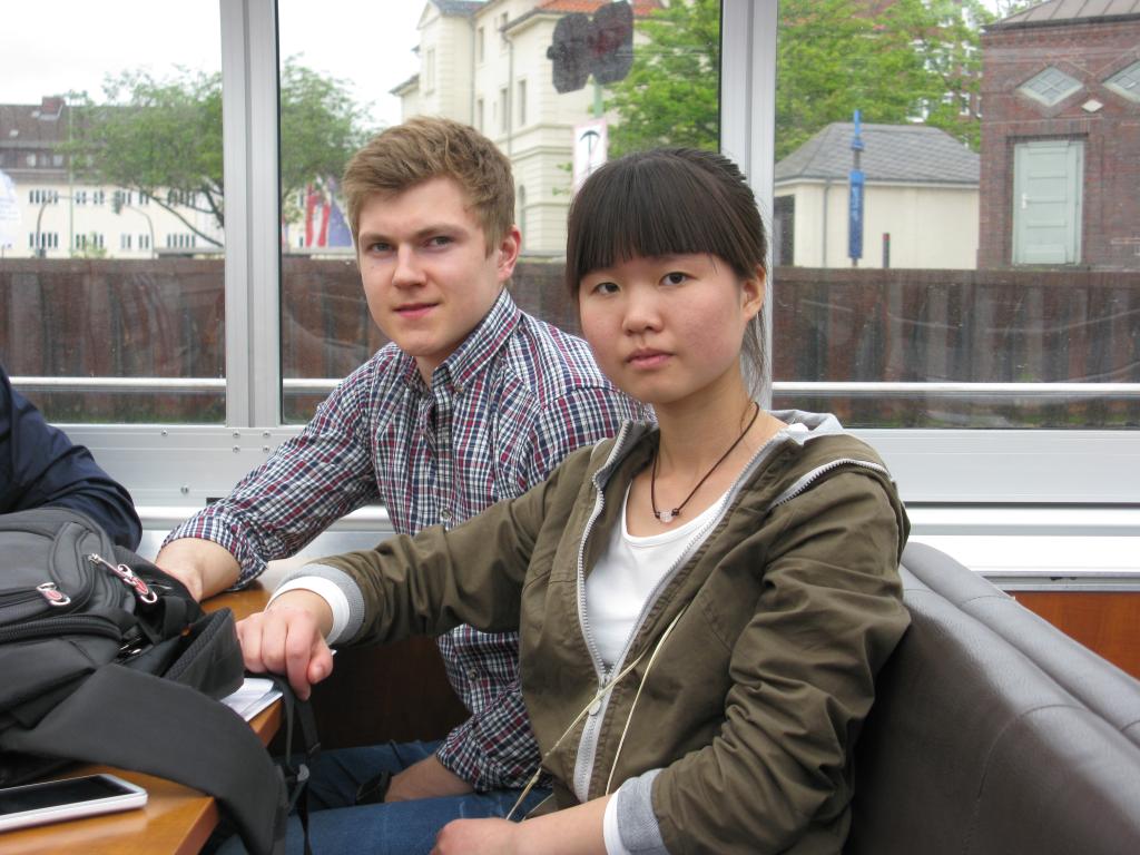 潘梦涵和芬兰学生在一起