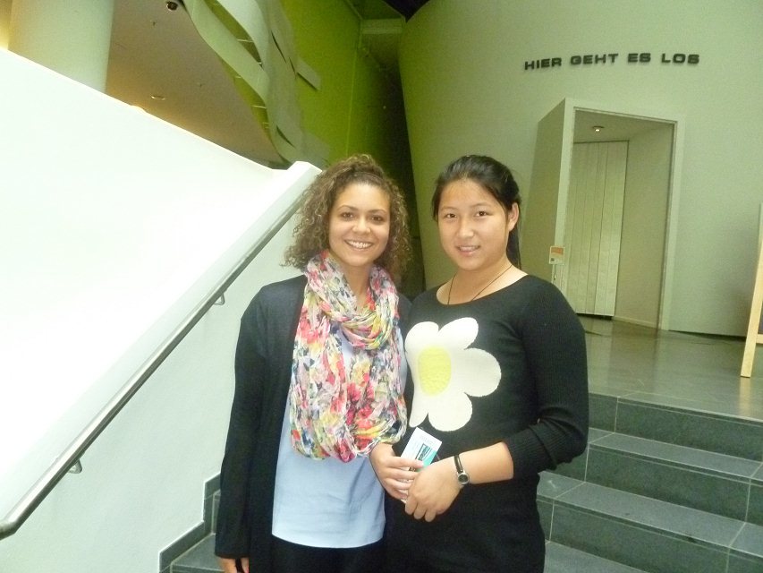 王一迪和美国学生在一起