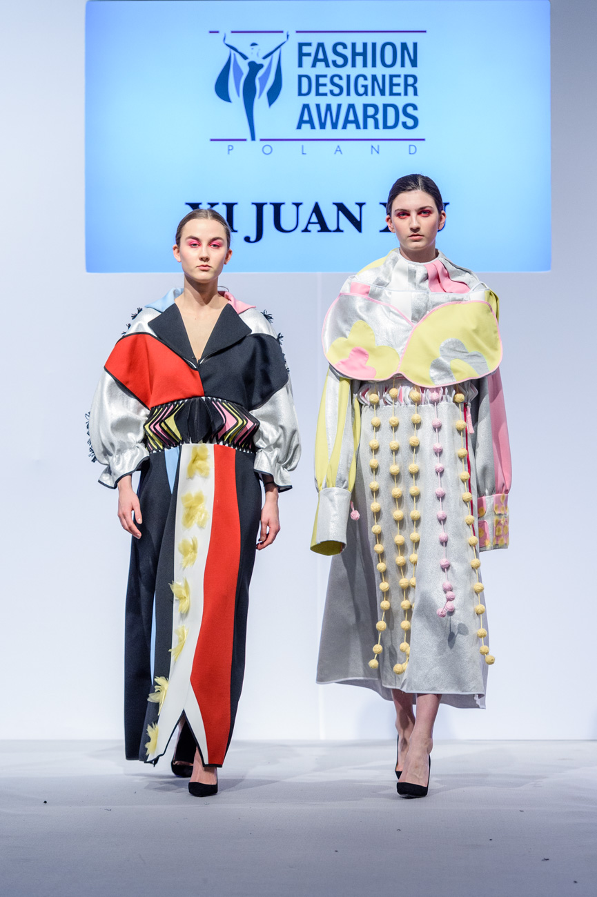 徐喜娟同学设计的作品“蝴蝶”走T型台