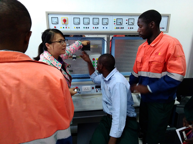 罗枚副教授承担电动机PLC控制技术课程培训任务