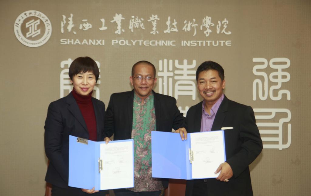 张晓云院长分别与A.B.Susanto博士、S.W.Jusman博士签署合作备忘录