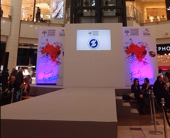 大赛T型台正中悬挂我院的logo