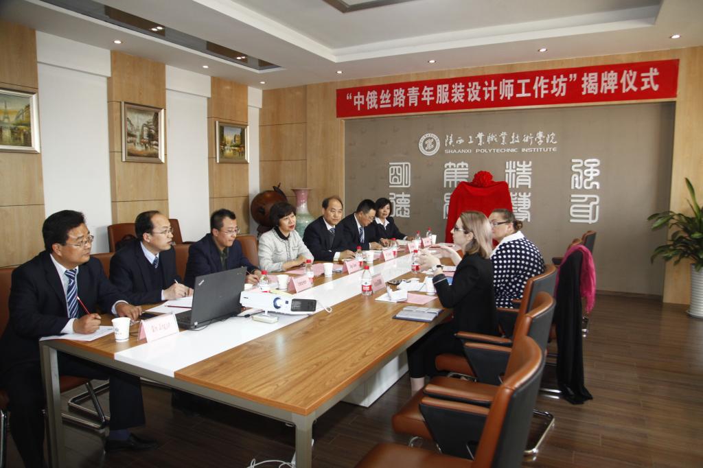 “中俄丝路青年服装设计师工作坊”在我院揭牌成立